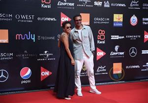 فستان قصير جلد وبدلة غير تقليدية.. أحمد داوود رفقة زوجته في مهرجان الجونة 