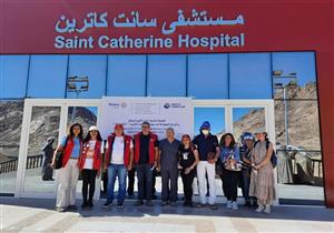قافلة طبية توقع الكشف على 185 حالة وتتبرع بجهاز رسم قلب لمستشفى سانت كاترين