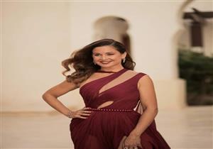 ريا أبي راشد تخطف الأنظار بإطلالتها في ختام مهرجان الجونة