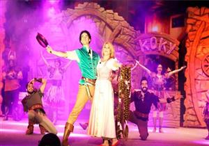 صور.. محافظ أسوان يستقبل بطلة ومخرج مسرحية "ربانزل"