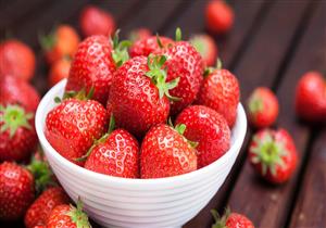 منها الفراولة.. 6 أطعمة تساعد في وقف شيخوخة الجلد