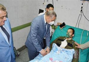 أصيب في حملة أمنية.. محافظ سوهاج يزور معاون مباحث المنشأة