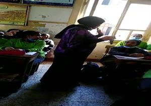 مديرة مدرسة تعنف طالبة بسبب "موبايل".. وتعليم أسيوط تحيل الواقعة للتحقيق