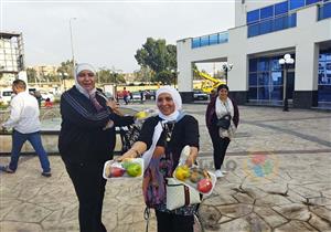 صور.. توزيع أطباق فاكهة بالمجان على زوار سوق أسماك بورسعيد