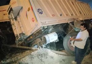 أطاحت بالحواجز الخرسانية.. انقلاب سيارة نقل بـ "صحراوي الإسكندرية"- صور