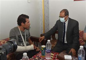 اعتدى عليه أهالي مريضة.. رئيس جامعة سوهاج يزور طبيب الباطنة المسحول- صور