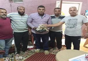 "الأمانة في الشيكارة".. عامل يعيد ربع مليون جنيه سقطت من تاكسي بالشرقية