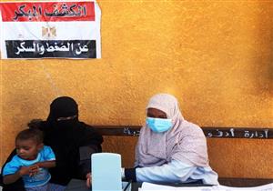 صور.. فحص 1425 حالة خلال قافلة طبية مجانية في أسوان