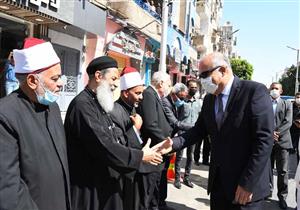 محافظ قنا يضع إكليلًا من الزهور على النصب التذكاري للجندي المجهول احتفالًا بنصر أكتوبر