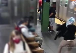 سيدة تدفع امرأة أمام قطار قادم في محطة مترو ببريطانيا (فيديو) 