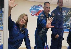 أضواء وكاميرات وإطلاق صاروخي.. فريق فيلم روسي في طريقه إلى محطة الفضاء الدولية