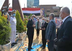 محافظ القليوبية يضع إكليلًا من الزهور على النصب التذكاري للجندي المجهول 