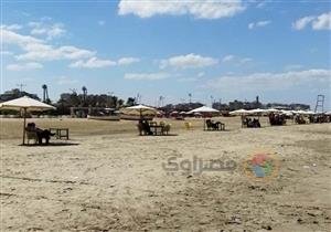 بالفيديو والصور.. إقبال ضعيف على شواطئ بورسعيد والشمسية بـ "5 جنيه"