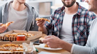 ترفع مستويات السكر وتسبب السرطان.. أخطر 3 أطعمة على صحتك  