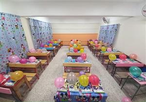 بالصور.. المدارس تستقبل التلاميذ بالبالونات والهدايا في كفر الشيخ 