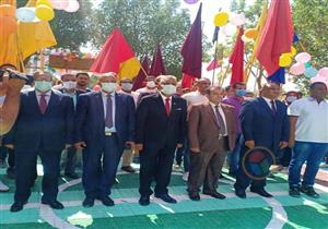 رئيس جامعة جنوب الوادي يشارك في أداء تحية العلم بأول أيام العام الدراسي الجديد- صور وفيديو 