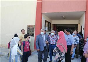 بالصور.. وكيل تعليم أسوان يتفقد انتظام الدراسة فى يومها الأول