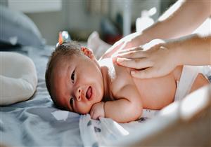 بينها علاج سوء التغذية.. 3 فوائد مذهلة لتدليك بشرة الرضع