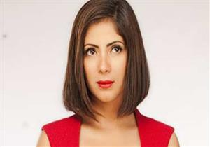 بالأحمر.. تتألق منى زكي على الريد كاربت في خامس أيام مهرجان الجونة (فيديو وصور)