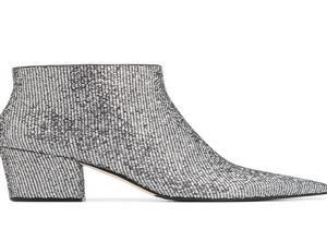 البوت المرصع بالستراس لإطلالة متلألئة في الحفلات