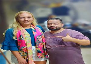 أمريكية وسويسرية.. قصة سيدتين تعملان في صالون حلاقة بالأقصر - فيديو