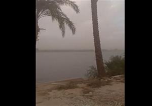 فيديو.. عاصفة ترابية تضرب الأقصر وتوقف حركة الملاحة النهرية