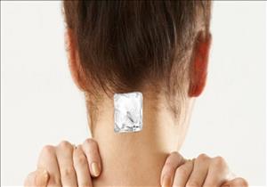 9 فوائد مذهلة تحدث إذا وضعت مكعب ثلج على رقبتك