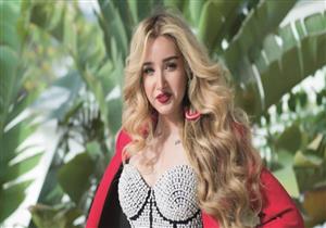 "بشورت جلد" هنا زاهد تتألق بإطلالة جذابة في أحدث ظهور لها