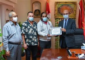 بعد حواره مع "مصراوي".. تعليم بورسعيد تكرم "المدرس الأمين" - فيديو