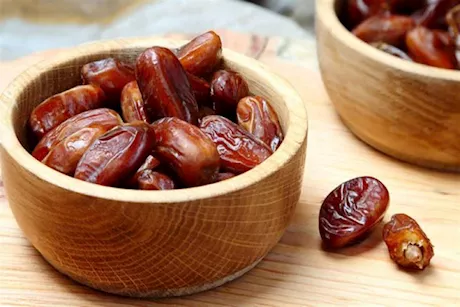 طبيب تغذية: مسموح لمريض الدهون الثلاثية بتناول التمر لكن بشروط