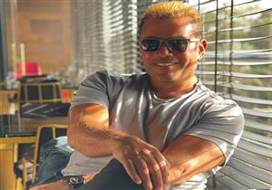 عمرو دياب يداعب طفلًا حديث الولادة في أحدث ظهور (شاهد الصور)