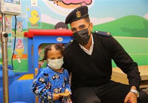 في اليوم العالمي لحقوق الطفل.. عناصر شرطة توزع الهدايا على مرضى "أورام الأقصر"