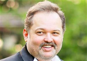 ببدلة سوداء.. محمد محمود عبد العزيز في افتتاح "القاهرة السينمائي"