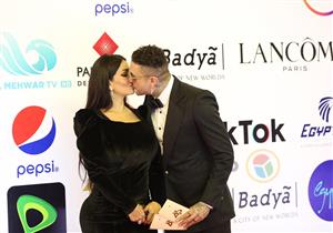 قُبلة من الفيشاوي لزوجته على السجادة الحمراء بحفل افتتاح مهرجان القاهرة (صور)