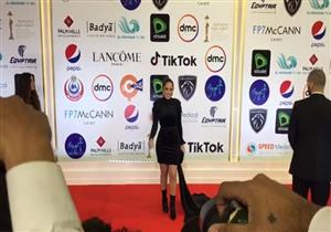 "قُبلة في الهواء".. رنا رئيس تتألق على السجادة الحمراء بمهرجان القاهرة (صور)