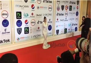 هدى الإتربي تتألق بالأبيض على السجادة الحمراء بمهرجان القاهرة (صور)