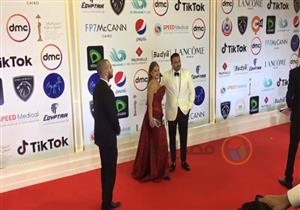 نيللي كريم وزوجها هشام عاشور على السجادة الحمراء بمهرجان القاهرة (صور)