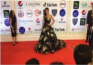 رشا مهدي تتألق على السجادة الحمراء بمهرجان القاهرة (صور)