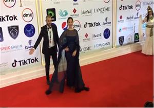 ريا أبي راشد تتألق على السجادة الحمراء بمهرجان القاهرة (صور)