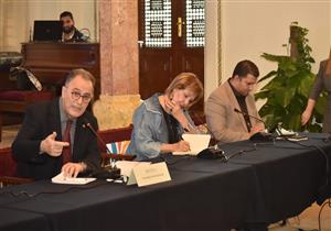 رئيس الجامعة الأمريكية بالقاهرة يشارك الإعلاميين رؤيته وأفكاره المستقبلية