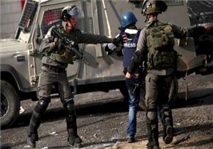 مرصد حقوقي:إسرائيل تبتز وتمنع صحفيين فلسطينيين من السفر بسبب عملهم