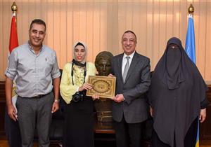 التقطت صورًا للمحافظ.. اللواء محمد الشريف يكرم مصورة كفيفة بالإسكندرية- صور