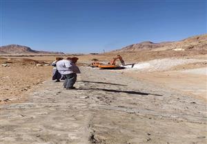 استعدادًا للشتاء.. تطهير مخرات السيول في مدينة سانت كاترين- صور