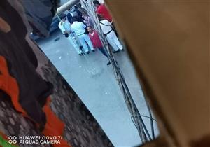 لم يرحم توسلات أمه القعيدة.. المتهم بقتل والديه يمثل جريمته في الإسكندرية