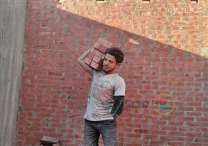 "عشان مقولش لحد هات".. شاب مبتور الذراع يعمل بـ"القصعة" لكسب رزقه بالمنوفية (صور)