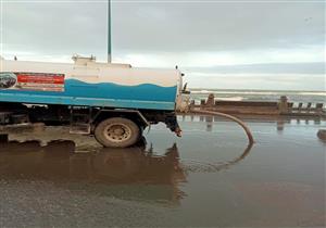 بالصور- الأمواج ارتفعت 4 أمتار.. مياه البحر تتجاوز كورنيش الإسكندرية