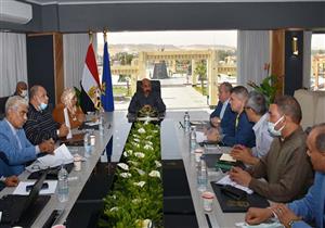 تخصيص 100 فدان للمرحلة الأولى في مشروع مجمع مزارع الدواجن بأسوان - صور