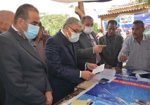 بعد زيارة مفاجئة لمراكز لقاح كورونا.. محافظ المنيا يوجه بإقالة مدير "صحة سمالوط" - صور