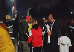 توزيع وجبات عدس على ركاب القطار في بني سويف - صور