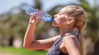 كيف يؤثر استهلاك الماء بكثرة على الكلى والجهاز العصبي؟